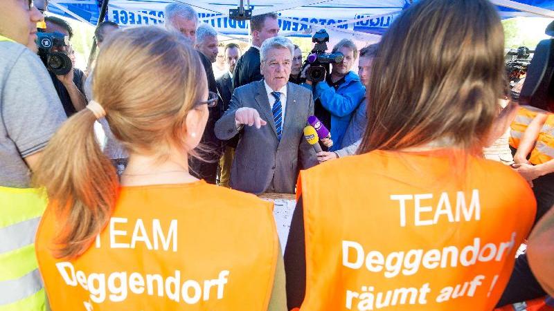 ...sprach er mit zahlreichen Helfern - unter anderem den fleißigen Mitgliedern vom "Team Deggendorf räumt auf".