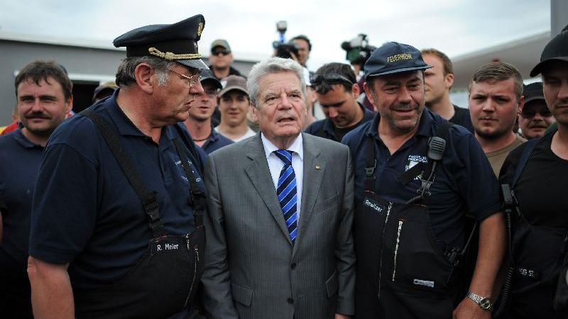 Die starken Männer der Feuerwehr nahmen Joachim Gauck in ihre Mitte.