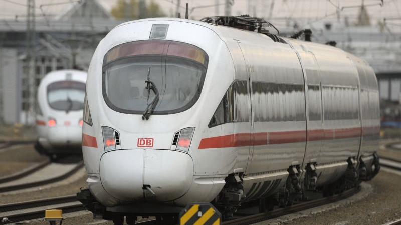 Zukünftig will die Deutsche Bahn die Kontrollen der Tickets in den ICEs herunter schrauben: Über eine neue Funktion der Firmenapp können Fahrgäste sich bequem selbst einchecken.