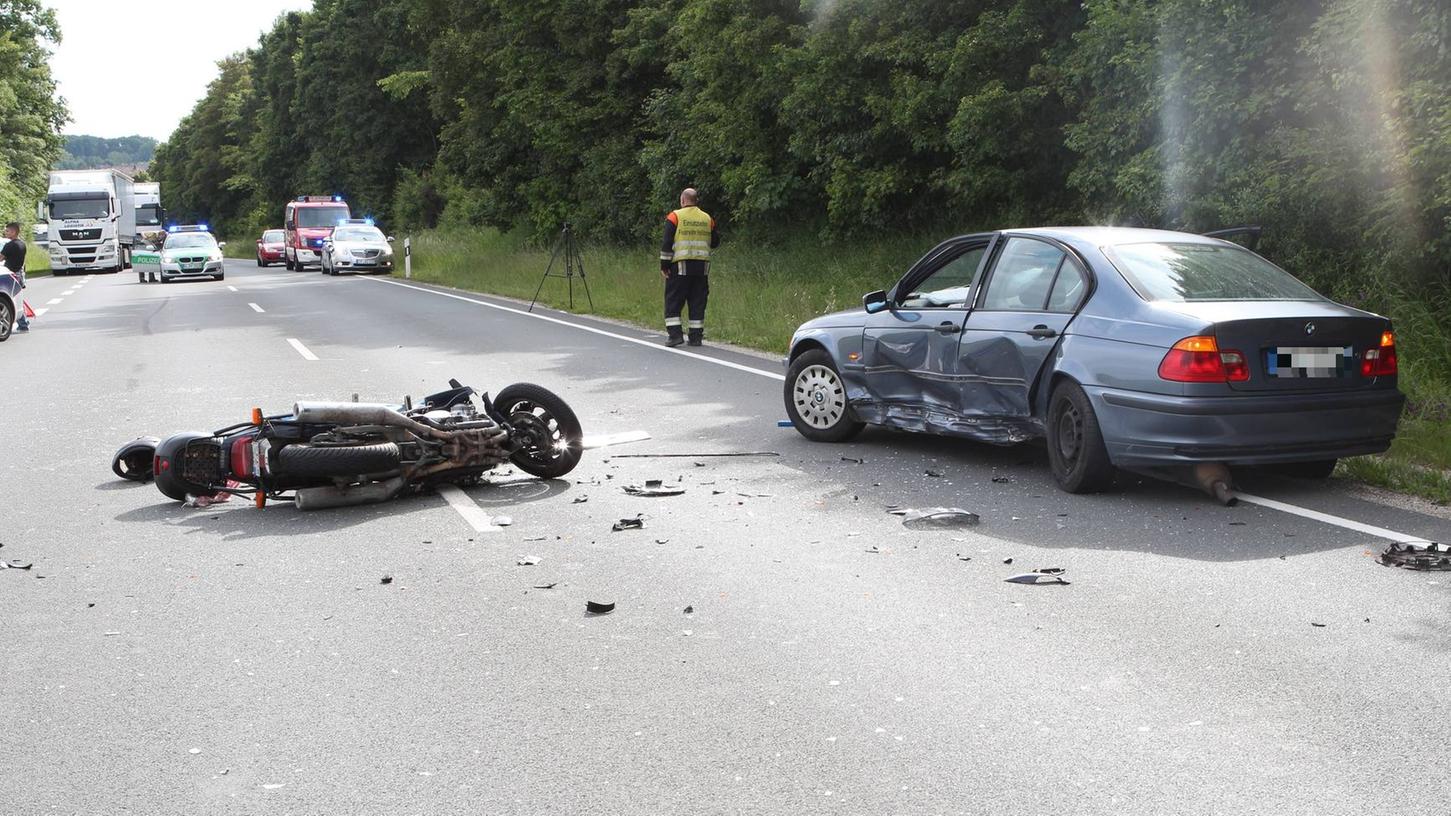 Der Zusammenstoß zwischen dem Motorrad und dem BMW endete für einen 42-Jährigen tödlich.