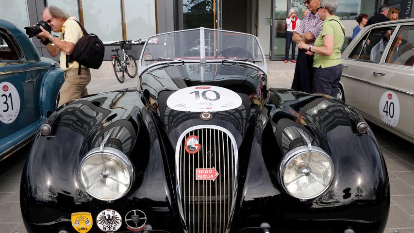 Ob dieser Jaguar wirklich bei der berühmten "Milla Miglia" mitgefahren ist, wie der Aufkleber behauptet?