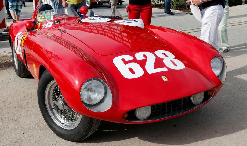 Kann der Fahrer des Ferrari 500 Mondial bei den vielen Frontscheiben-Aufklebern überhaupt noch die Straße sehen? Der Startnummer-Aufkleber darf jedenfalls auch nicht fehlen.