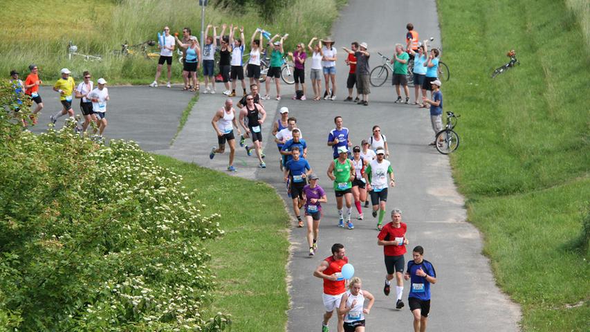 Unermüdlich laufen die Teilnehmer des Halbmarathons dem Ziel entgegen.