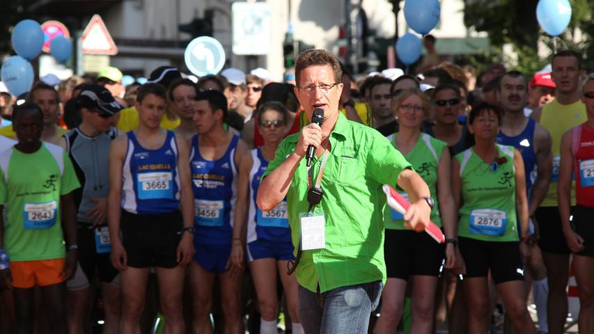 Bernd Van Trill moderiert den Start des Halbmarathons an.