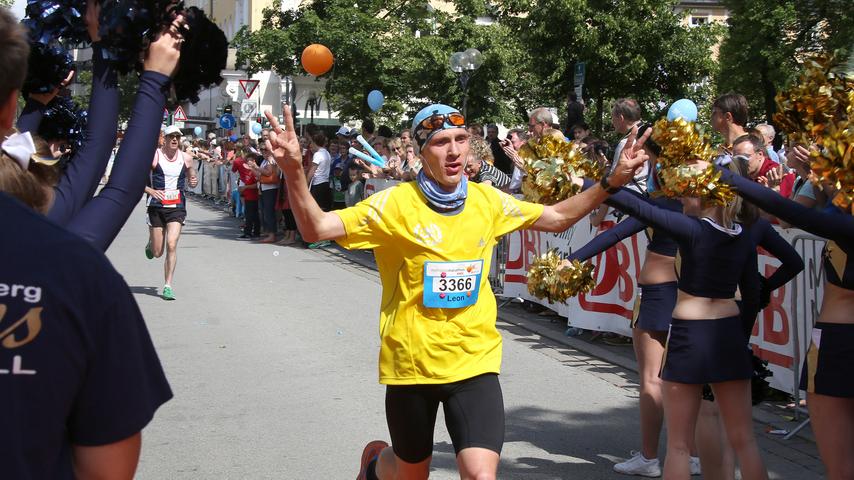 Dieser Läufer freut sich über die Unterstützung der Cheerleader.