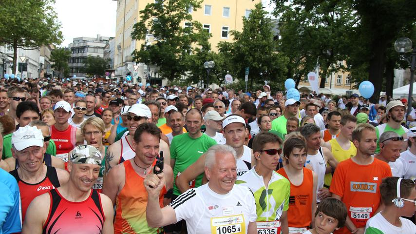 Metropolmarathon - Dr. Rüdiger Grube mit Startpistole..Foto: Hubert  Bösl....Veröffentlichung nur nach vorheriger Vereinbarung
