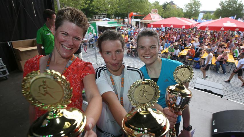 Stolz präsentieren die Siegerinnen des Halbmarathons ihre Pokale.