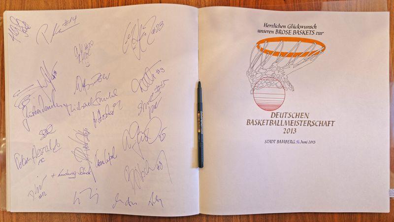 Dann waren die Unterschriften komplett, der deutsche Basketballmeister 2013 hatte sich nun einen festen Platz in den Geschichtsbüchern der Stadt gesichert.