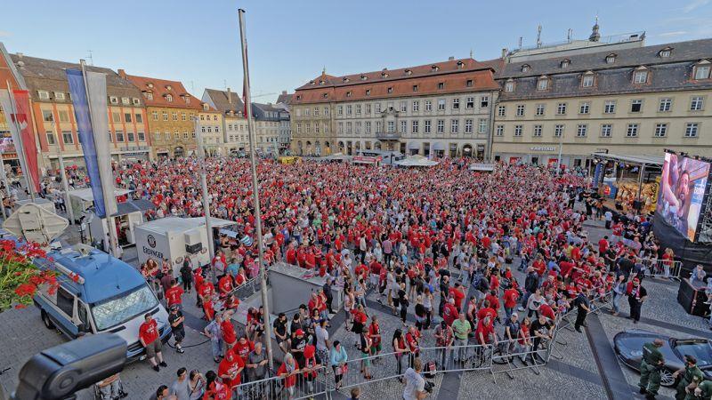 Der Maxplatz ist gut gefüllt: Begeisterte Fans feuern 2013 ihre Mannschaften an.