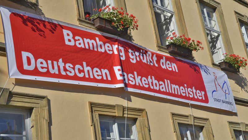 ... zeigte sich Bambergs Stadtverwaltung, die das passende Meistertransparent umgehend parat hatte. Oder war es etwa das Transparent der letzten drei Meisterschaften? Doch nicht nur für den passenden Fassadenschmuck hatten die Stadtväter gesorgt, auch mit...