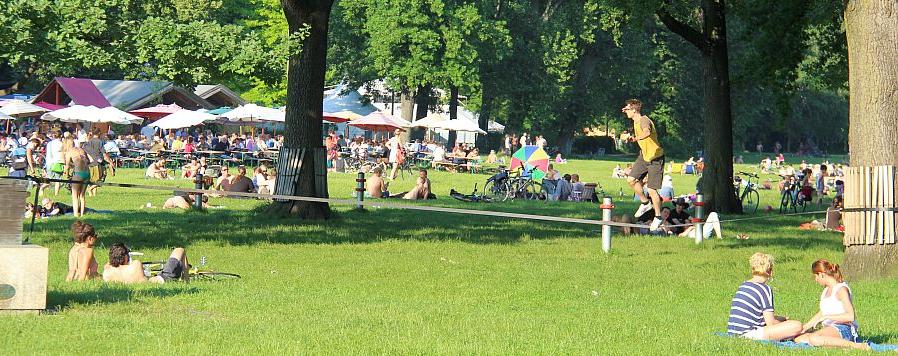 Die Nürnberger genießen den lauen Sommerabend auf der Wöhrder Wiese beim Slacklinen, Herumsitzen oder -liegen.