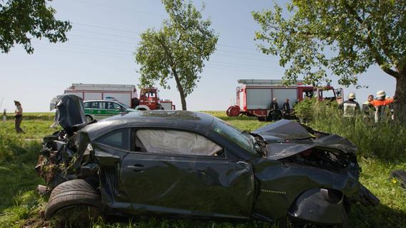 Crash Mit Baum Sportwagen Geschrottet Weissenburg Nordbayern De