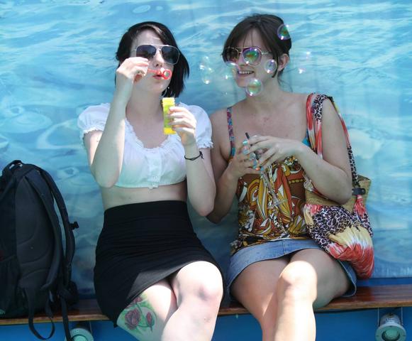 Auch eine Art der Freizeitbeschäftigung: Anika (23, links) und Aldijana (21) schmücken die Poolbar am Stadtstrand mit reichlich Seifenblasen. Sonnige Tage halten da glücklicherweise länger.