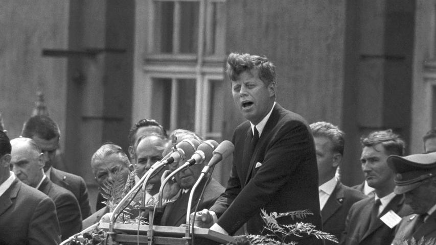 Fast auf den Tag genau 50 Jahre nach dem Auftritt des damaligen US-Präsidenten John F. Kennedy stand Obama in Berlin am Rednerpult. Nicht wenige Leute erhofften sich eine Rede mit ähnlicher historischer Bedeutung.