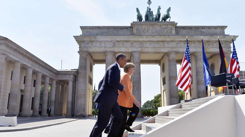 Gemeinsam mit Kanzlerin Merkel und Berlins Bürgermeister Wowereit betrat Obama dann das Rednerpult.