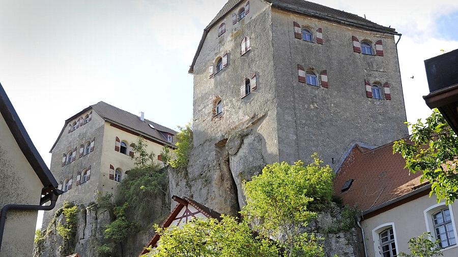 Bald ist der Dornröschenschlaf vorbei. Nach jahrelanger Suche ist ein neuer Besitzer für die Burg Hiltpoltstein gefunden: Architekt Uwe Andersen, der vor allem in Nürnberg schon viele Häuser saniert hat. Bald ist der Dornröschenschlaf vorbei. Nach jahrelanger Suche ist ein neuer Besitzer für die Burg Hiltpoltstein gefunden: Architekt Uwe Andersen, der vor allem in Nürnberg schon viele Häuser saniert hat.