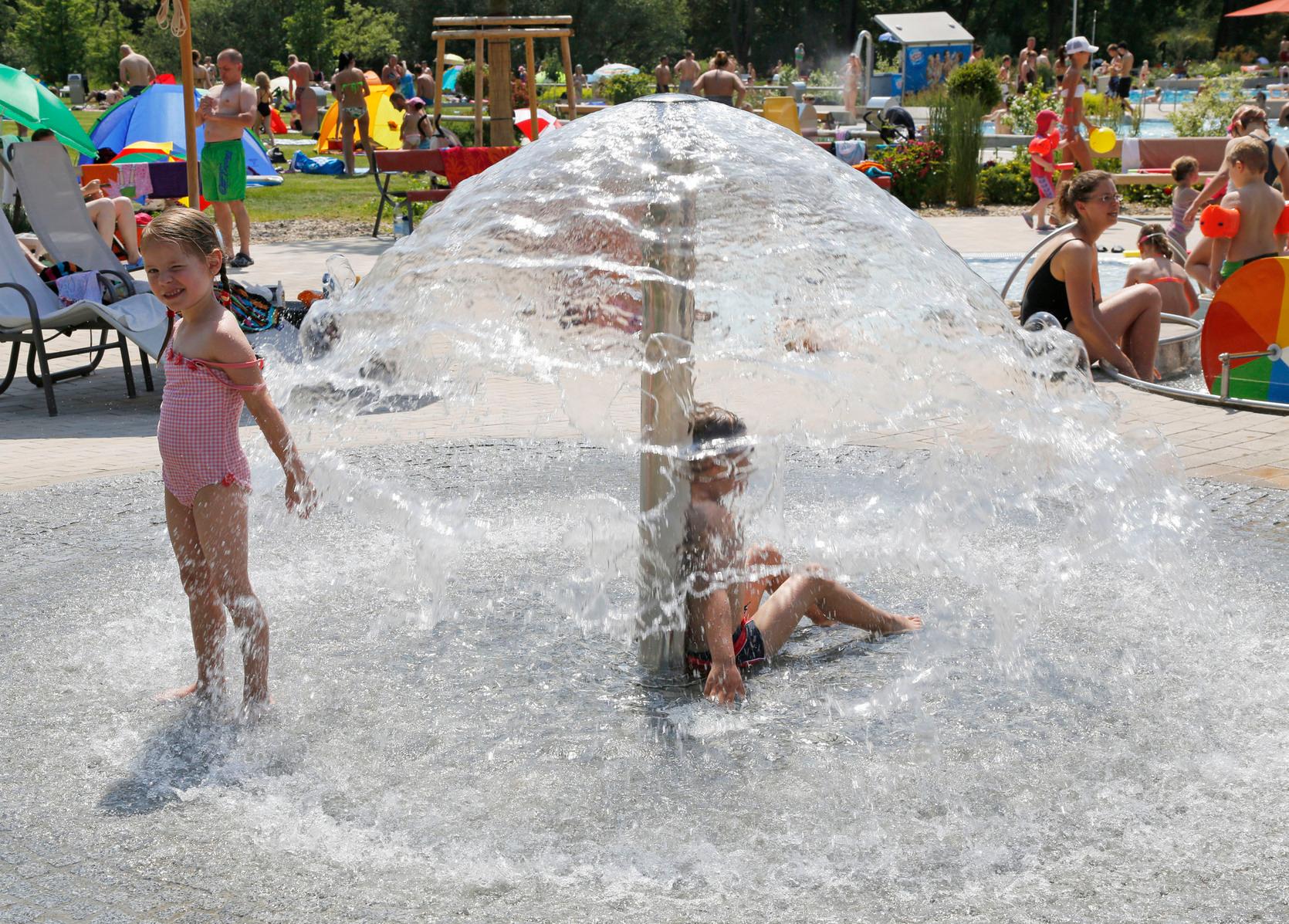 Wasserspielgarten, ein 50-Meter-Schwimmbecken sowie Strandbar und ein Erlebnisbecken... Der Freibadpark Forchheim lässt bei seinen Badegästen keine Wünsche offen. Es gelten wegen der Corona-Pandemie besondere Verhaltensregeln. Offen ist täglich von 9.30 bis 19 Uhr. Weitere Infos erhalten Sie hier. 