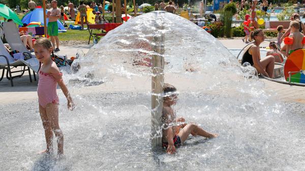 Wasserspielgarten, ein 50-Meter-Schwimmbecken sowie Strandbar und ein Erlebnisbecken... Der Freibadpark Forchheim lässt bei seinen Badegästen keine Wünsche offen. Es gelten wegen der Corona-Pandemie besondere Verhaltensregeln. Offen ist täglich von 9.30 bis 19 Uhr. Weitere Infos erhalten Sie hier.