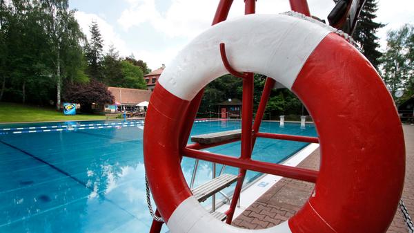 Das Naturgartenbad Nürnberg ist ein Freibad für richtig heiße Tage: Schattige Liegeflächen, reizvolle Landschaft, Edelstahlbecken für Schwimmer und Nichtschwimmer, Planschbecken, Breitwasserrutsche, Beachvolleyballfeld sowie eine Gaststätte locken die Gäste. Das Bad hat täglich von 9 bis 20 Uhr geöffnet. Weitere Informationen finden Sie hier.