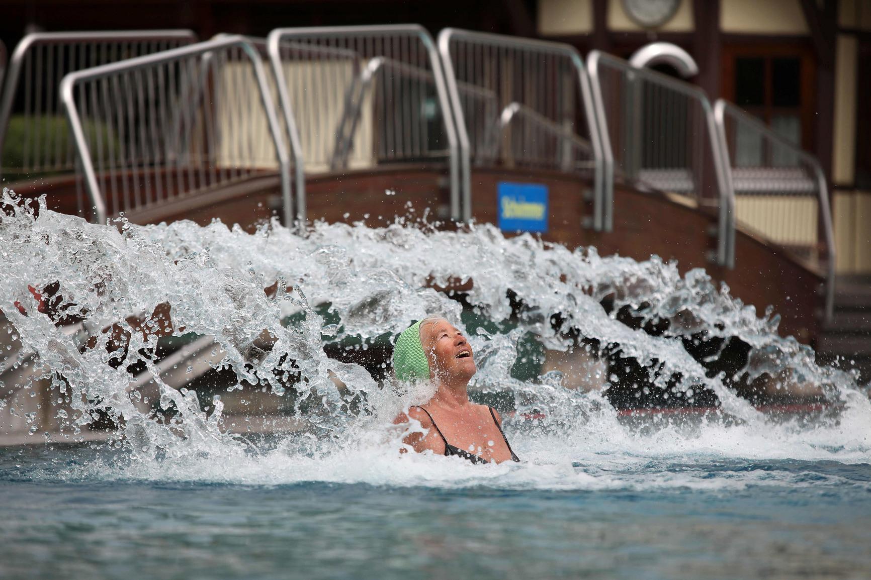 Die Anlage des Herzogenauracher Freibads gibt es bereits seit 1937. Trotz einer umfassenden Generalsanierung hat sie einen Teil ihres historischen Charmes bewahrt, lockt jetzt aber mit modernem Sportbecken, Kinderbecken, Sprungturm, Volleyballplatz und vielem mehr. Coronabedingt gibt es geänderte Badezeiten sowie umfassende Verhaltensregeln zu beachten. Alle Infos finden Sie unter folgendem Link.