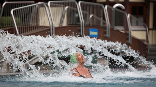 Die Anlage des Herzogenauracher Freibads gibt es bereits seit 1937. Trotz einer umfassenden Generalsanierung hat sie einen Teil ihres historischen Charmes bewahrt, lockt jetzt aber mit modernem Sportbecken, Kinderbecken, Sprungturm, Volleyballplatz und vielem mehr. Coronabedingt gibt es geänderte Badezeiten sowie umfassende Verhaltensregeln zu beachten. Alle Infos finden Sie unter folgendem Link.