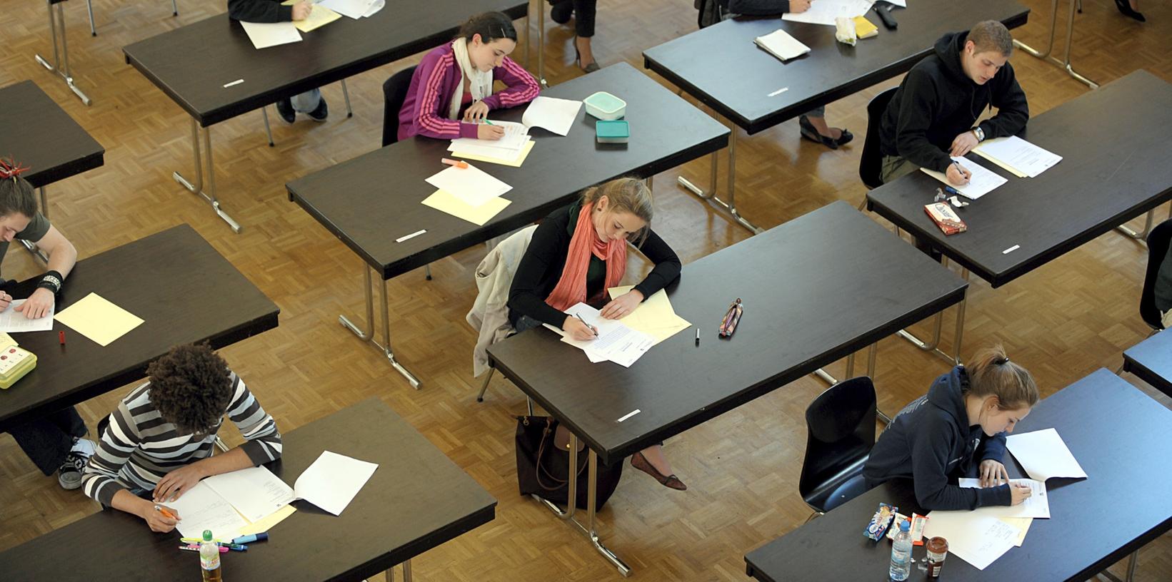 Große Hürde: Für die Schüler einer Schweinfurter Privatschule waren die schriftlichen Abi-Prüfungen zu schwer. (Symbolbild)