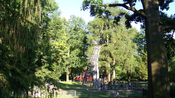 Der Stadtpark ist mit 19 Hektar nach dem Marienbergpark der zweitgrößte Park Nürnbergs. Hier gibt es einen großen Spielplatz und speziell für die kleinen Wassernixen einen Flusslauf, in dem sie toben und planschen können. Während die Kinder sich austoben, können die Eltern auf ein Getränk im Parks einkehren. Unser Tipp für einen Familienausflug mit kleinen Kindern.