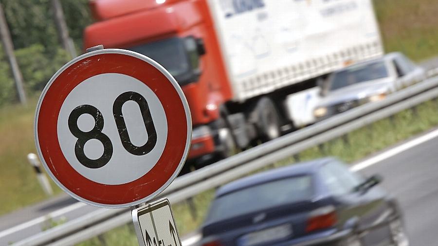 Weniger Motorenlärm und weniger Schadstoffe: Politiker und Bürger fordern auf der A73 südöstlich von Nürnberg Tempo 80.