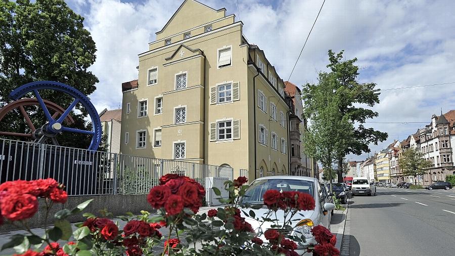Äußere Sulzbacher Straße 58: Dieses vorbildlich restaurierte Gebäude gehörte einst zum Eisenwerk Tafel und stammt aus dem Jahr 1923. Die Münchner Denkmalschützer halten das Mansarddach des dreigeschossigen gelben Putzbaus für bemerkenswert.