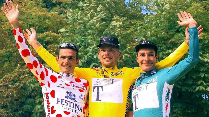 2013: Jan Ullrich - hier auf dem Tour-de-France-Siegerbild 1997 - räumt im Nachrichtenmagazin "Focus" erstmals Blutdoping ein. Betrugsvorwürfe weist der Mann, der in dieser Angelegenheit den spanischen Skandalarzt Eufemiano Fuentes bemüht hat, derweil weiterhin zurück: Er habe lediglich für Chancengleichheit sorgen wollen.