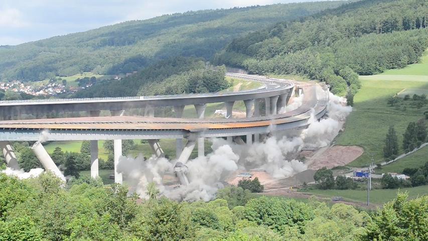Zu Fall gebracht: Mit 190 Kilogramm Sprengstoff wurde am Samstag die alte Sinntalbrücke zwischen Bad Brückenau und Riedenberg dem Erdboden gleichgemacht.