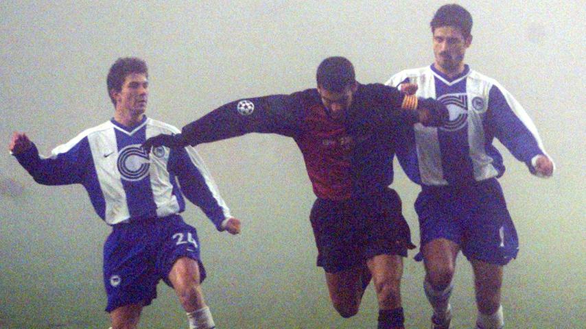 Geboren im kleinen Santpedor in Spanien kam Josep Guardiola im Alter von 13 Jahren zum FC Barcelona. Dort durchlief er die berühmte Talentschmiede "La Masia" bis er bei den Profis landete, wo er fester Bestandteils des "Dreamteams" war. Insgesamt absolvierte der Defensivstratege 263 Ligaspiele für die Katalanen.