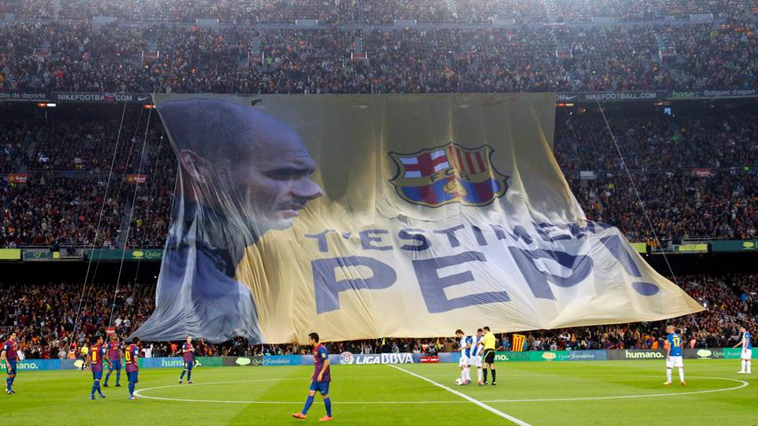 Es war nicht nur eine äußerst erfolgreiche Zeit, sondern auch eine anstrengende. Der 42-Jährige wollte 2012 seinen Vertrag nicht mehr verlängern und verließ Barcelona. Die Fans hatten ihren scheidenden Trainer dennoch in ihr Herz geschlossen und bereiteten ihm mit einem riesigem Banner - mit dem Schriftzug "Wir lieben dich Pep" - einen bewegenden Abschied.