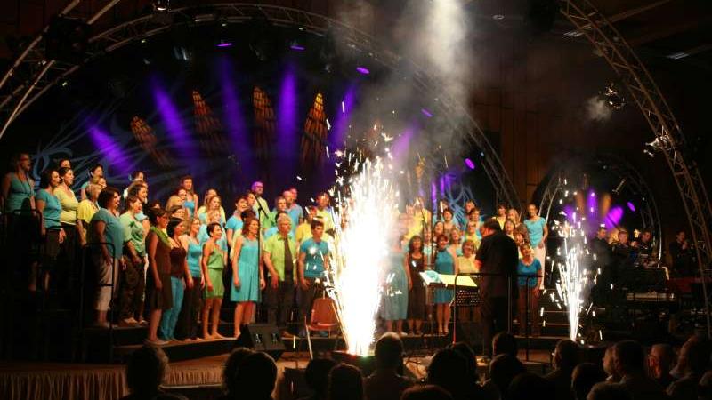 Zum Feuerwerk der Stimmen gab es auch „zündende Effekte“ beim Jubiläumskonzert von "Choralle".