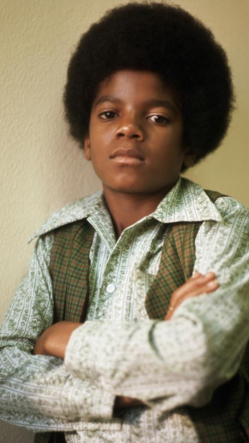 Ebenfalls auf keiner Weihnachts-Kompilation fehlen darf "The Little Drummer Boy" , insbesondere in der Variante der Jackson Five. Weil das christliche Fest jedes Jahr stattfindet, wird uns Michael Jackson mit seinem zarten Stimmchen zum Glück nie wieder loslassen – der 7. Platz in unserer Liste sei ihm von Herzen gegönnt.
