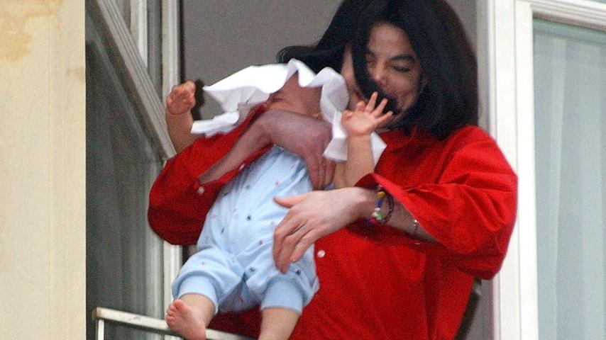 Während eines Aufenthalts in Berlin präsentierte Jackson seinen jüngsten Sohn Prince Michael, genannt Blanket, den vor seinem Hotel wartenden Fans. Mit einem Arm hob er das Baby über das Geländer des Balkons und schockierte damit die Öffentlichkeit. Vor der Zimmertür stand damals ...