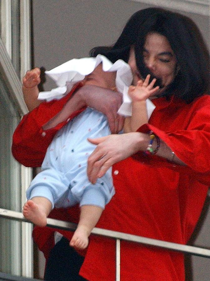 Berlin im Jahr 2002: Michael Jackson hält seinen Sohn über die Brüstung.
