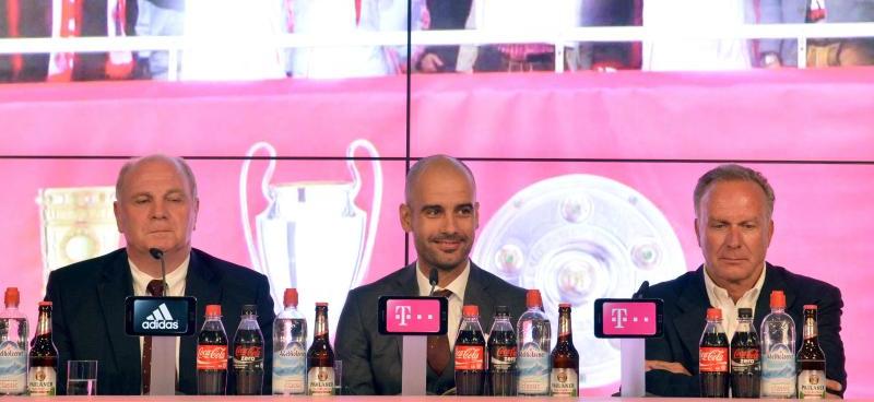 Jobgarantie vom FCB-Boss: Geht es nach Karl-Heinz Rummenigge (rechts), werde der FC Bayern Trainer Pep Guardiola (Mitte) nie entlassen