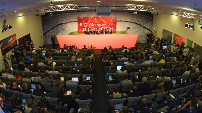 Über 250 Journalisten aus elf Ländern waren gekommen zur größten Pressekonferenz der Bayern-Geschichte.