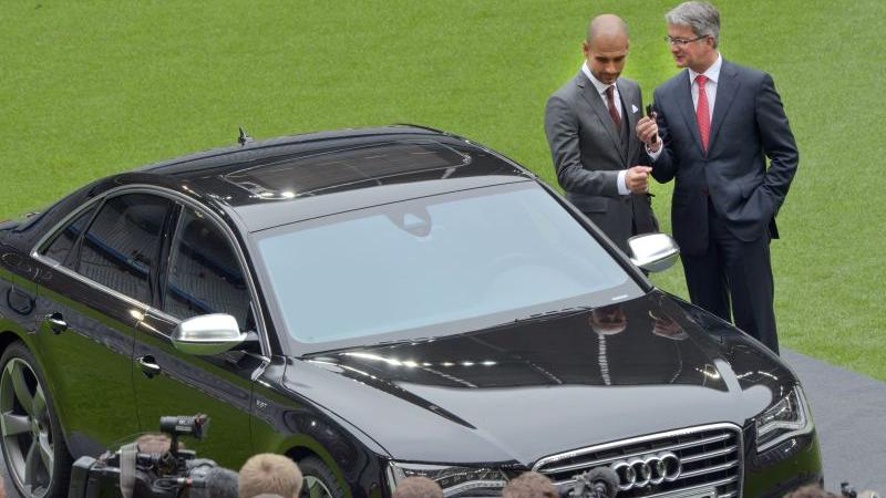 Zu einem stattlichen Kader wird sich in München auch ein stattliches Auto gesellen. Audi-Chef Rupert Stadler höchstspersönlich übergab die Schlüssel.