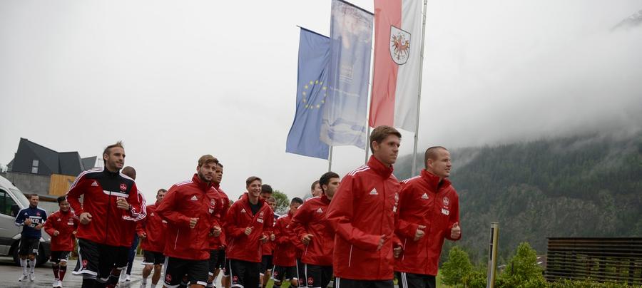 Tag 1:  Tags zuvor war daran noch nicht zu denken: Bei der Ankunft im Ötztal nämlich wird der 1. FC Nürnberg vom Regen begrüßt.