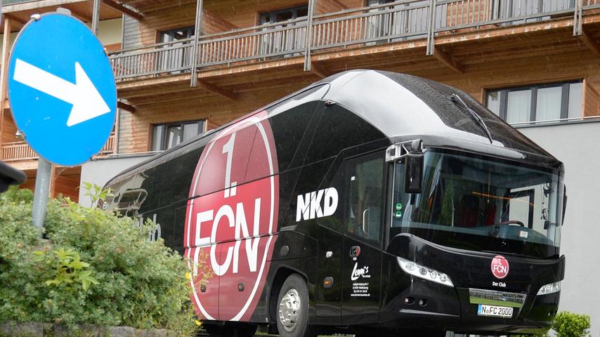Am späten Montagnachmittag rollt der FCN-Mannschaftsbus vor dem Hotel Aqua Dome in Längenfeld ein, heraus...