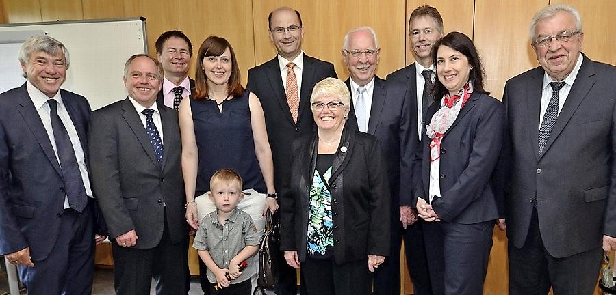 Johann Pröpster hatte zur Verleihung Ehefrau Ingrid, Sohn Johann mit Ehefrau Ivanka und Sohn Adrian mitgebracht. Es gratulierten neben Landrat Albert Löhner die Abgeordneten Alois Karl und Albert Füracker und OB Thumann. Johann Pröpster hatte zur Verleihung Ehefrau Ingrid, Sohn Johann mit Ehefrau Ivanka und Sohn Adrian mitgebracht. Es gratulierten neben Landrat Albert Löhner die Abgeordneten Alois Karl und Albert Füracker und OB Thumann.