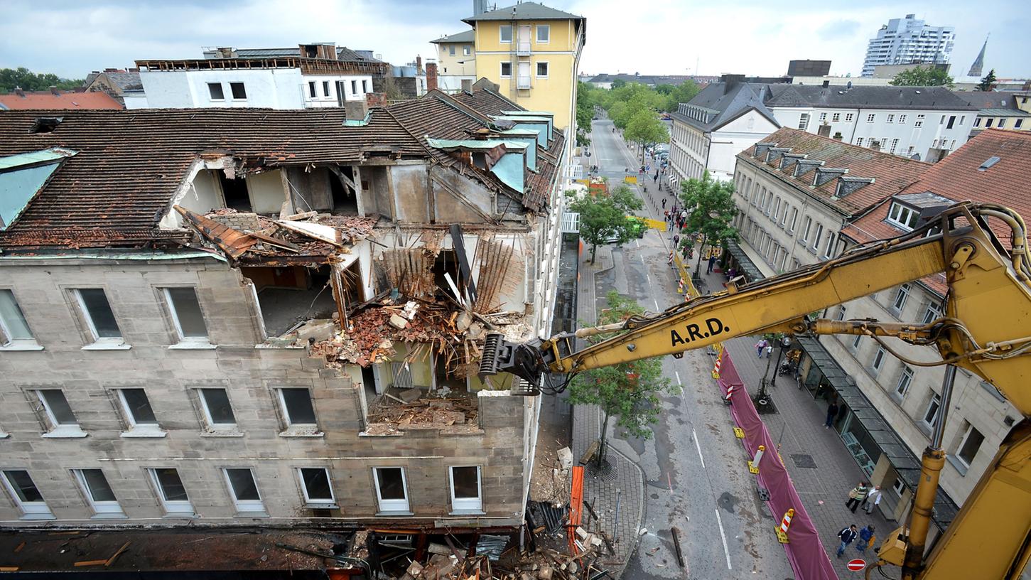 Abrissbagger schafft in Fürth Platz für Einkaufszentrum Abrissbagger schafft in Fürth Platz für Einkaufszentrum