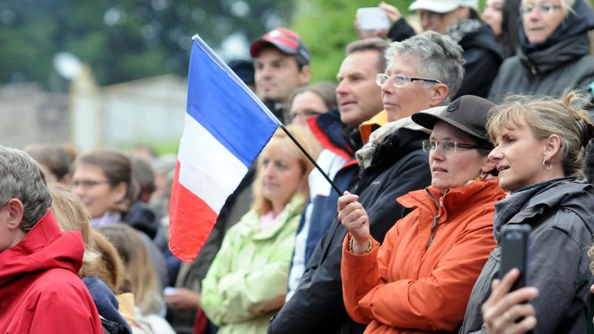 Französisch auf dem Burganger: ZAZ verzaubert schwungvoll & charmant
