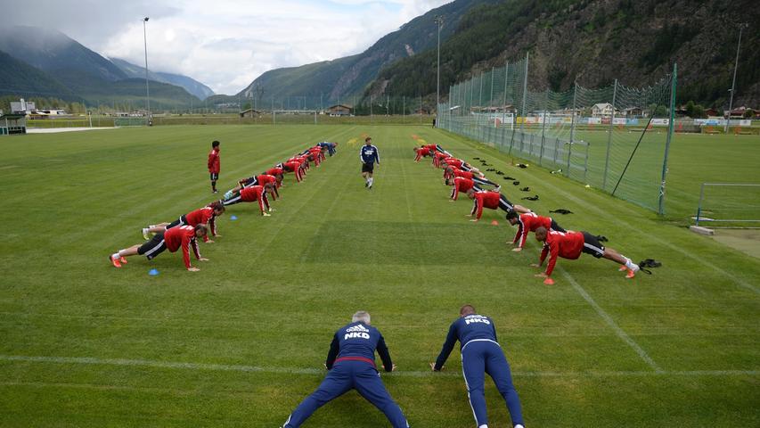 ...das Trainerteam - speziell Athletik- und Reha-Coach Markus Zidek - die Aufforderung für die guten, alten Liegestützen gab. Armin Reutershahn und Marek Mintal (im Vordergrund) lassen ihre Schützlinge jedoch nicht alleine. Sie gehen vielmehr mit gutem Vorbild voran.