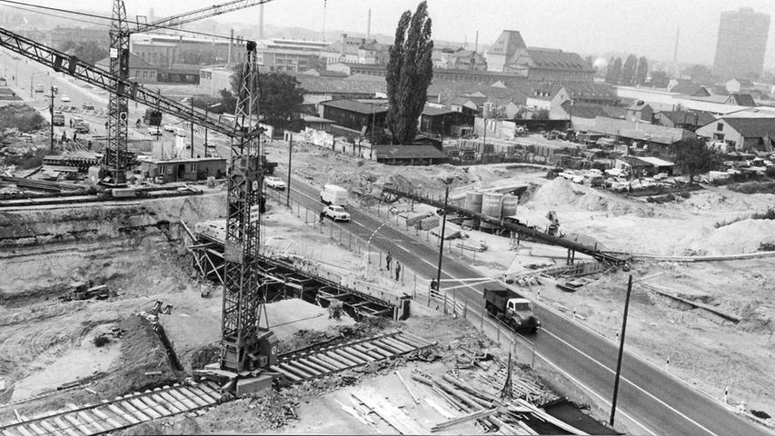 Ab 1968 begann der autobahnähnliche Ausbau des Frankenschnellwegs. Innerhalb von acht Jahren wurden alle geplanten Teilstücke fertiggestellt - bis auf den Knoten "An den Rampen", an dem heute lange Warteschlangen zur Tagesordnung gehören. 1976 stoppte die Stadt Nürnberg nämlich den Ausbau, um nicht noch mehr Verkehr anzulocken.