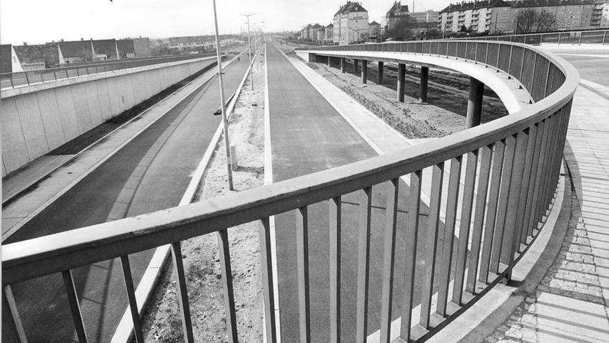 1967 wurde schließlich das erste Teilstück zwischen Kurgarten- und Jansenbrücke eröffnet. Endlich durften die Autobesitzer...