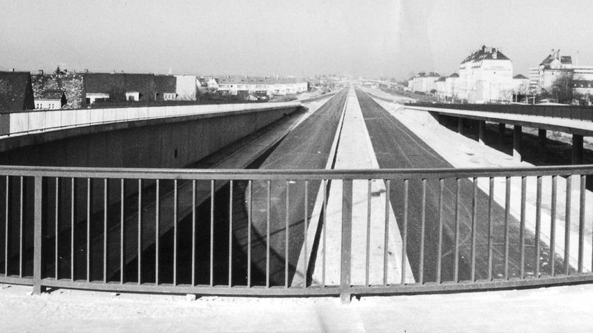 1964 war zwar bereits ein eineinhalb Kilometer langes Teilstück der Schnellstraße Erlangen - Fürth - Nürnberg fertig, aber noch nicht befahrbar. Es fehlten nämlich noch mehrere Anschlussstellen und Brücken, deren Fertigstellung noch einige Zeit in Anspruch nehmen sollte.