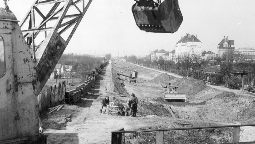 Die Realisierung des Frankenschnellwegs sollte die Stadt Nürnberg 55 Millionen Mark kosten. 
 1959 begannen die ersten Baumaßnahmen, die die Innenstadt vom Durchgangsverkehr entlasten sollten.